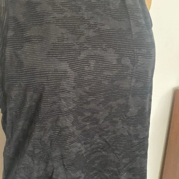 Lululemon black tank top sz 6 camo stripe print great pre owned condition - Picture 2 of 6